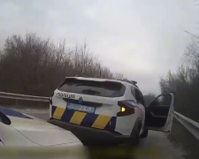 У Запорізькому районі поліцейські під час виклику допомогли двом чоловікам