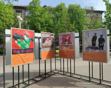 Воєнна сатира - у Запоріжжі представили першу персональну виставку плакатів митця з Ужгорода (фото)
