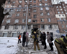 Спалахнуло в тамбурі: у Запоріжжі під час пожежі рятувальники евакуювали батька з дітьми (фото, відео)