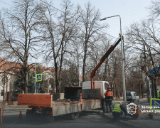 Акцент на пішоходах: у Запоріжжі освітили один із найжвавіших переходів (фото, відео)