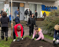 Від лаванди до гліцинії: ветерани й містяни озеленюють Запоріжжя