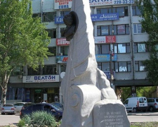 У Запоріжжі демонтували частину пам&#039;ятника Пушкіну - фото