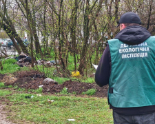 Не пройшло і двох тижнів – у Запоріжжі біля лікарні виявили чергове сміттєзвалище