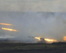 У Запорізькій області через ворожі обстріли загорілися мікроавтобус та господарча споруда