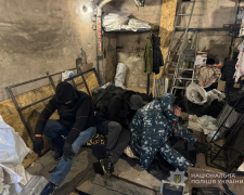 Метал у мішок і через паркан: в Запоріжжі затримали п'ятьох чоловіків, які обікрали держпідприємство (фото)