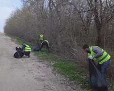 Прибрали за день 17 км узбіч: на Запоріжжі уздовж автошляхів державного значення зібрали понад 32 тонни сміття (відео)