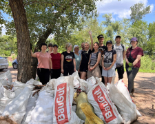 Запорізькі активісти прибрали з узбережжя Дніпра сотні кілограмів сміття - фото