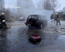 Вогонь охопив легковик - у Запоріжжі рятувальники загасили палаючу автівку (фото)