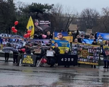 Червоні серця і мовчазна підтримка: запорізькі родини вийшли на площу попри дощ і тривоги (фото)