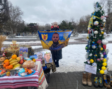 Четверте Різдво в полоні - у центрі Запоріжжя встановили ялинку з колючим дротом та стіл з порожніми стільцями (фото)
