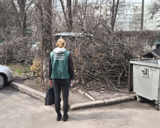 Сміття вище за баки: запоріжці повідомили екологам про стихійне звалище на бульварі Будівельників (фото)