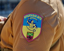 Спіймали &quot;на гарячому&quot; — у центрі Запоріжжя водій вантажівки звалював сміття просто неба (фото)