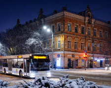 У Запоріжжі хулігани атакували громадський транспорт — на проспекті Соборному побили вікна в автобусі (фото)
