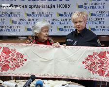 "Кожен хрестик — це молитва":  врятована під час обстрілу 90-річна запоріжанка подарувала ДСНС власноруч вишитий рушник