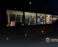 Автобус з евакуйованими після атаки дрона людьми в Запоріжжі. Фото: ЗМР