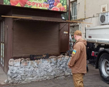 На розі проспектів Соборного і Металургів комунальники прибрали два незаконно встановлених кіоска
