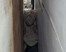 Рятували спецтехнікою: у Запоріжжі пенсіонерка застрягла між кіосками (фото)