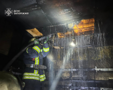 Рятувальники боролися з вогнем вночі: в Запоріжжі зайнявся торговельний кіоск (фото)