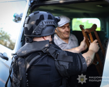 Евакуація з Новомиколаївки. Фото: Нацполіція