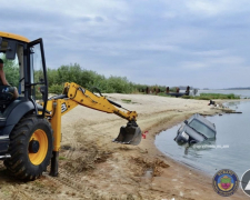 Позашляховик у воді - у Запоріжжі сталася несподівана пригода на річці Дніпро (фото)