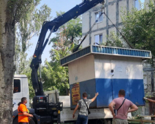 У Запоріжжі без дозволу поставили кіоск для ремонту взуття - комунальники знесли незаконний МАФ (фото)