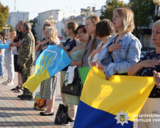 Вшанували полеглих воїнів – у центрі Запоріжжя пролунав особливий сигнал тиші (фото, відео)
