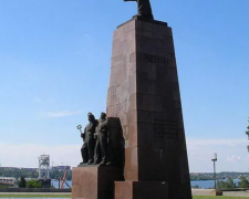 У Запоріжжі стартував продаж найбільшої в Україні бронзової скульптури леніна - також продають робочих, інженера та колгоспницю