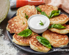 Смакують холодними - як приготувати пухкі солоні оладки з капустою на кефірі