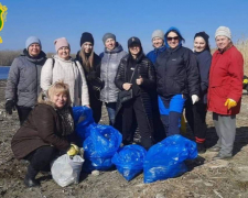 Мешканці Запорізької області прибирали сміття на березі річки