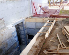 Оновлюють та модернізують: у Запоріжжі ремонтують укриття одразу в шести школах (фото)