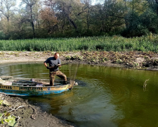 Переселення молодих карасів: як у Запоріжжі рятують рибу