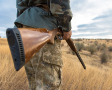 З рушницею та тепловізором - двох жителів Бердянська засудили за стрілянину в заповіднику на Львівщині
