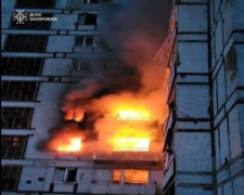 Пожежа охопила кілька поверхів — у Запорізькій області росіяни влучили в багатоповерхівку
