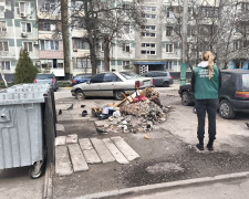 Шини та будівельне сміття - біля будинку у Запоріжжі виявили стихійне звалище, фото: Держекоінспекція Південного округу