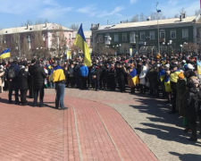 У курортному Бердянську на мітинг проти окупантів вийшли тисячі людей - відео