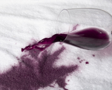 Плями від вина: ефективні способи виведення з тканини
