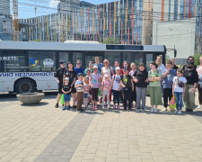 Запорізькі волонтери влаштували для дітей подорож на незвичайному автобусі - фото