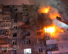 Дрон влучив у багатоповерхівку — росіяни атакували житловий будинок у Запоріжжі (фото, відео)