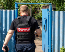 Волонтери евакуювали мешканця Гуляйполя, який за місяць пережив знищення трьох осель і залишився сам серед руйнувань