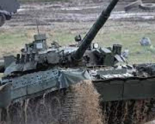 У Запорізькій області окупанти закопують танки в полях