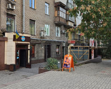 Біля відомої кав&#039;ярні в центрі Запоріжжя незаконно встановили літній майданчик - фото