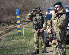 Заплутався у колючому дроті - мешканець Запорізької області намагався втекти за кордон (фото, відео)