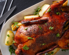 Смачна страва, що пасує для свят: готуємо запеченого гусака із картопляною начинкою