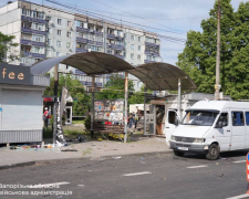 Кількість поранених збільшилась: що відбувається на місці ворожого удару по зупинці у Запоріжжі - фото