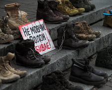 Берці пам’яті - у Запоріжжі створили символічну інсталяцію на підтримку військовополонених (фото)