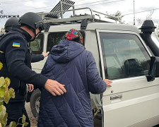 Порятунок під вибухами -  запорізькі рятувальники вивезли 83-річну жінку до безпечного місця (фото, відео)