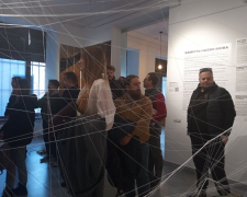 У Запоріжжі відкрили виставку з незвичайним просторовим рішенням: присвячена пам'яті та відповідальності (фото)