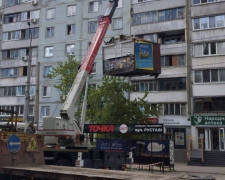У Запоріжжі на вулиці Руставі прибрали незаконний кіоск після того, як власник проігнорував попередження. 