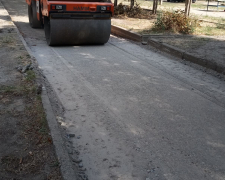 В одному з районів Запоріжжя асфальтують внутрішньоквартальну дорогу - чому такі ремонти у пріоритеті (фото)