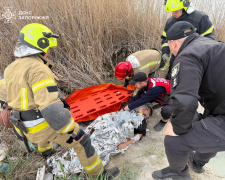 Впав у воду у кар’єр та травмувався – у Запоріжжі рятувальники надали допомогу хлопчику